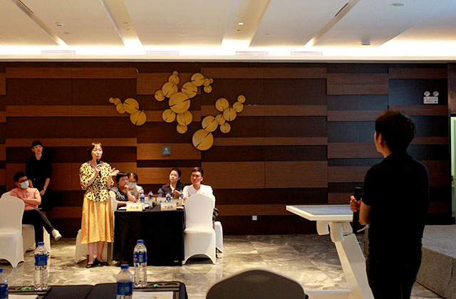 Panel Discussion by Professor Hu Wenjie (left photo) from The First Affiliated Hospital of Sun Yat-sen University at Body Interact Chinese Community Meeting